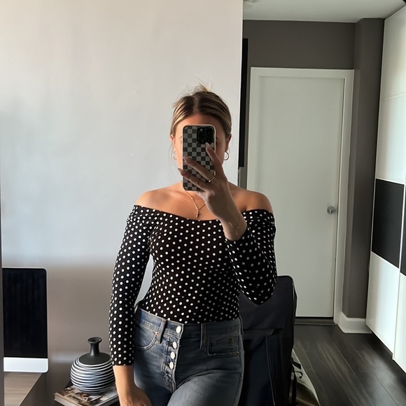 Guess Tops - Price drop🔽 Guess Polka Dot Off the shoulder top